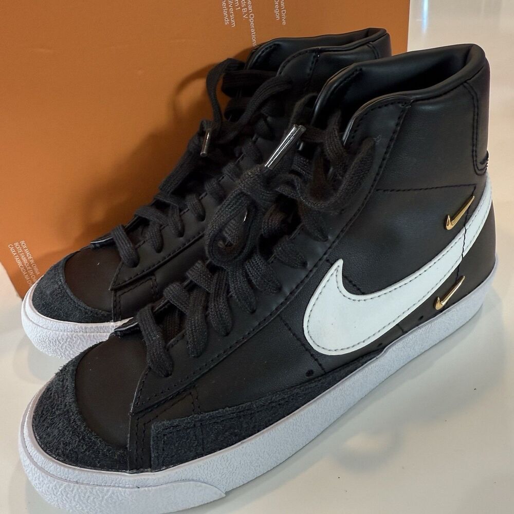 Nike Women’s Blazer Mid '77 SE Sisterhood Black Metallic Gold. Women’s Size 6